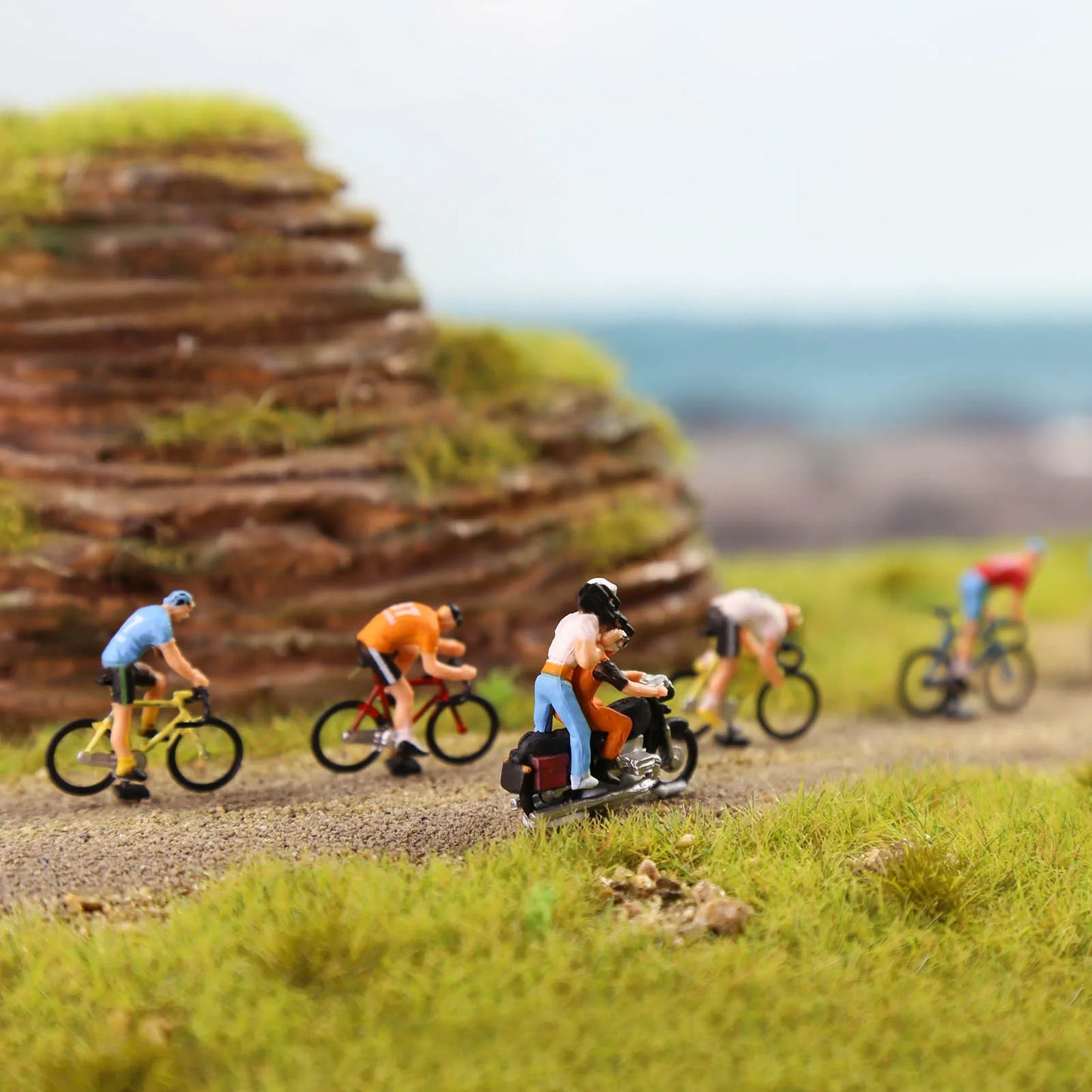 Figurines Cyclistes et Photographe – 15 Poses pour Dioramas et Réseaux Ferroviaires
